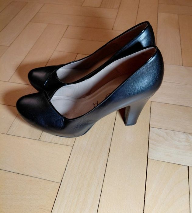 Czułenka czarne , skórzane na obcasie UNISA