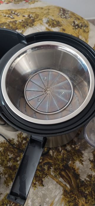 Máquina de fazer sumos da marca SilverCrest.