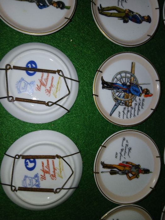 18 prato uniforme militar por  4€ cada