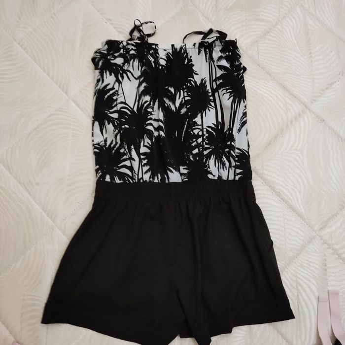 Macacão preto e floral