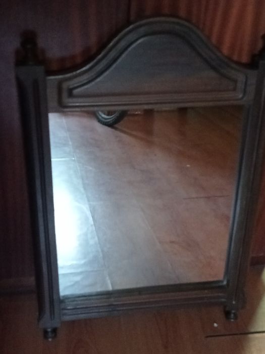 Vendo espelho em madeira, altura70cm, largura 51 cm.