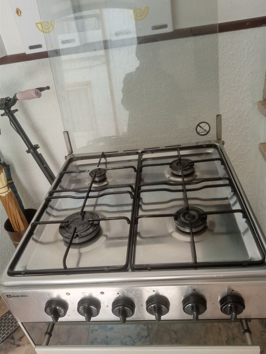 Fogão a gás e forno elétrico
