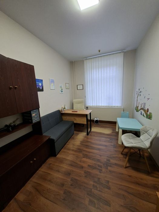 Кабінет в офісному приміщенні. Центр.