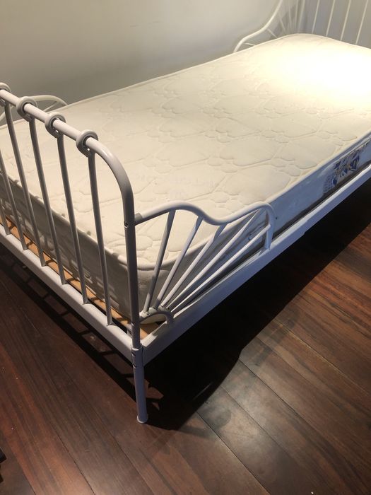 Cama de ferro branca solteiro