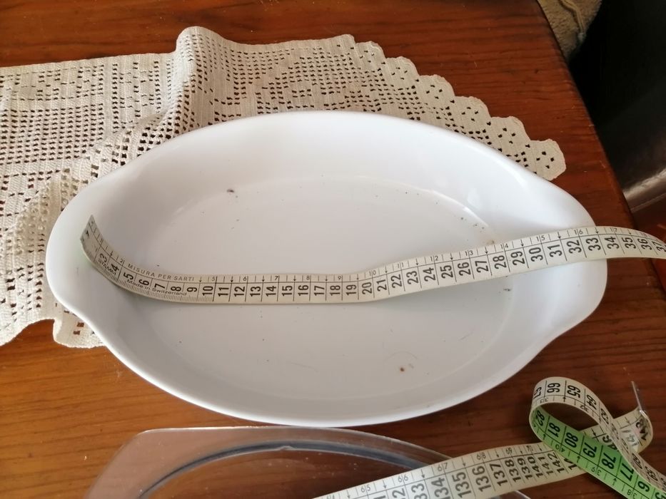 Várias travessas de vidro