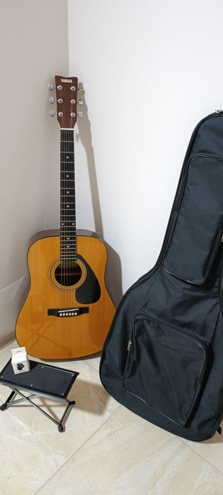 Гитара акустическая YAMAHA ,цельная верхняя дека.