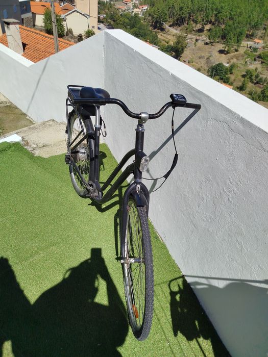 Duas bicicletas uma BTT e outra elopse 120E pra peças algumas funcionais  e leva carregador incluído a funcionar.