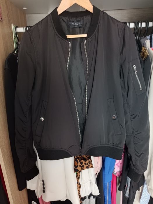 Mohito rozmiar 38 M czarna kurtka bomberka na wiosnę z napisami z tyłu