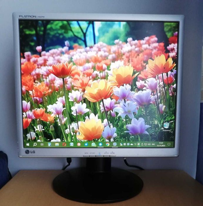 Monitor LG 19 cali  (z wewnętrznymi głośnikami)