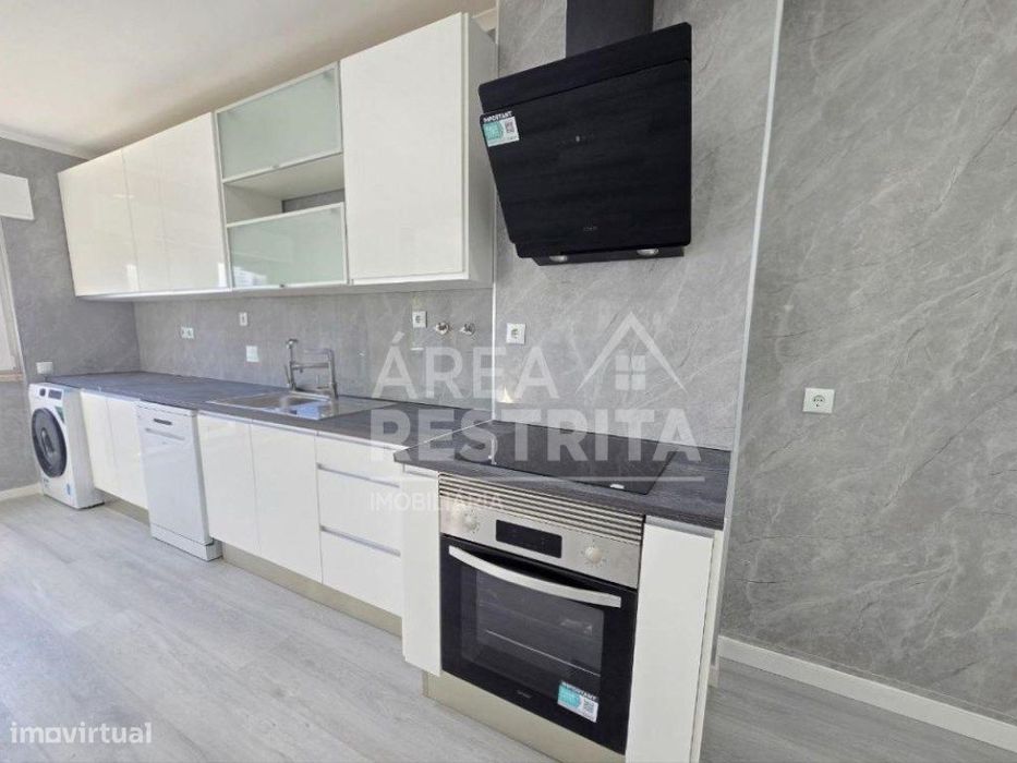 Apartamento T2, totalmente remodelado em Setúbal