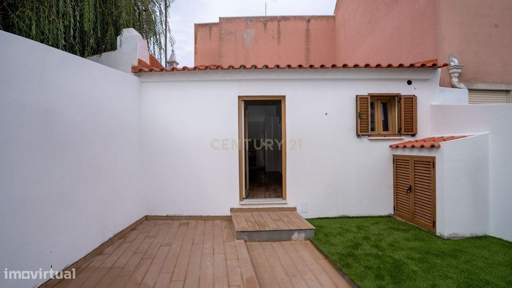 Moradia totalmente remodelada em Santa Cruz- Póvoa de Penafirme – A 5
