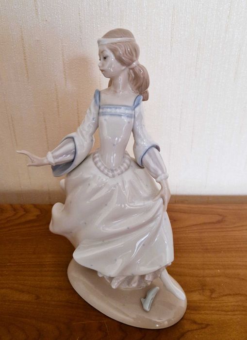 Figurka kolekcjonerska Kopciuszek Lladro CINDERELLA #4828