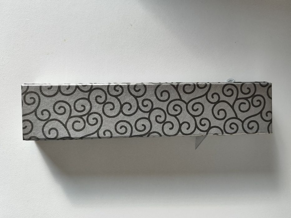 Szare eleganckie pudełko na biżuterię prezent