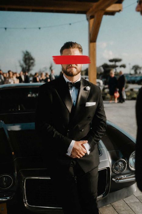 Czarny garnitur męski dwurzędowy – elegancki, smokingowy