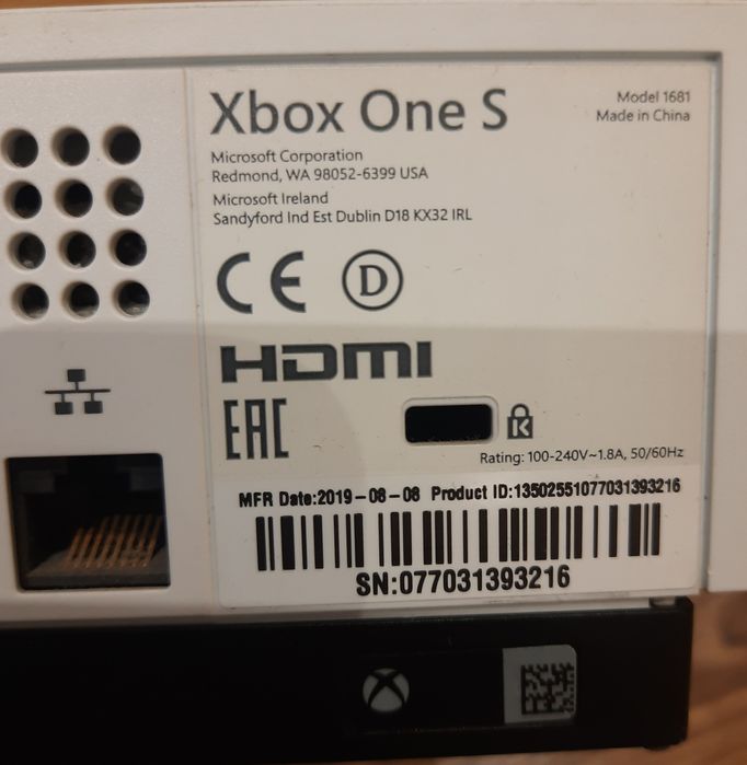 Konsola Xbox One S model 1681 z padem