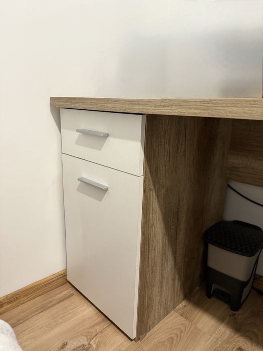 Duże biurko z szufladą i półkami białe drewniane