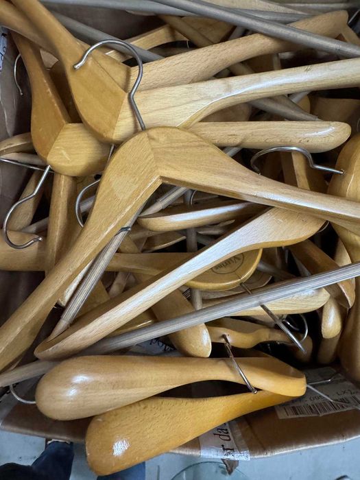 Cabides de madeira, de metal e mistos