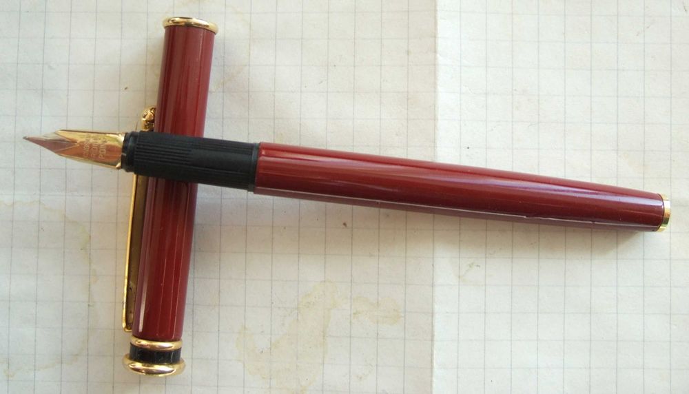 Перова ручка Kingson червона. Пише дуже м'яко, тонко і насичено