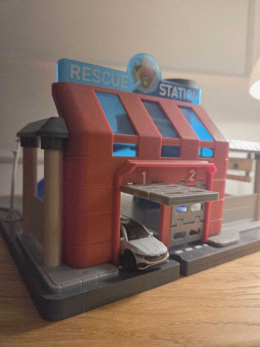 Baza policji i strazy, remiza garaz playtive z matchbox i hotwheels
