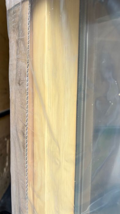 Sprzedam 1 okno dachowe z kołnierzem , wymiary 78 x 140 cm .