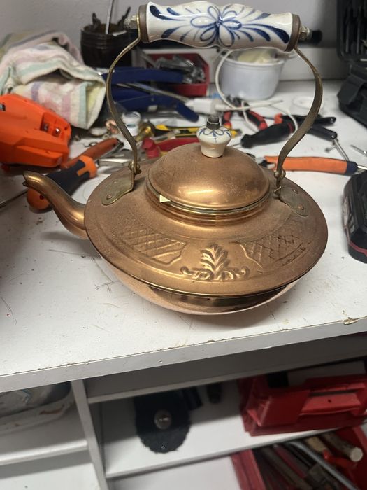 Bule artesanal em cobre