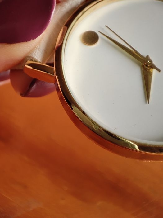Relógio Branco e Dourado