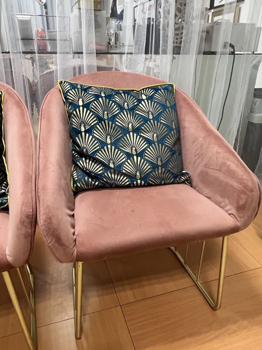 Cadeiras veludo rosa base dourada
