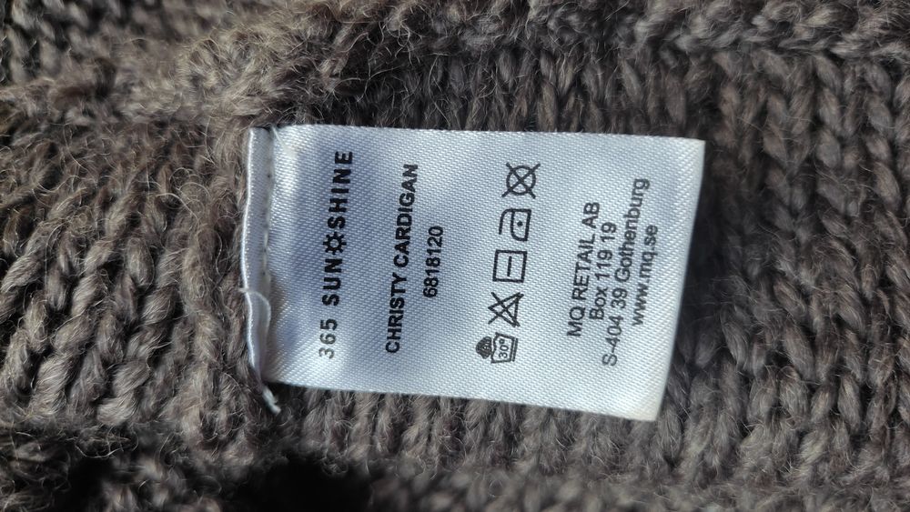 Krótki ciepły sweter niezapinany z wełną