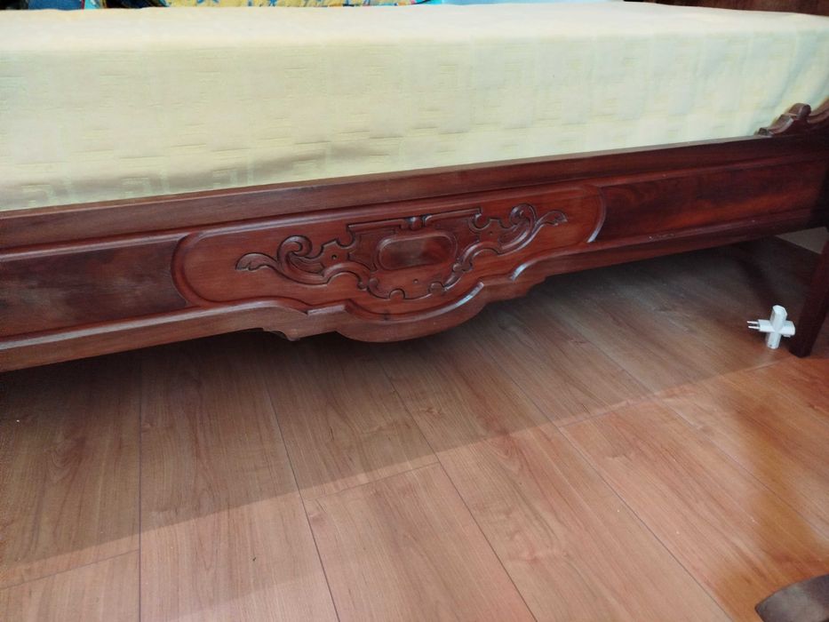 Cama de solteiro com colchão ortopedico e mesa de cabeceira secilo XIX