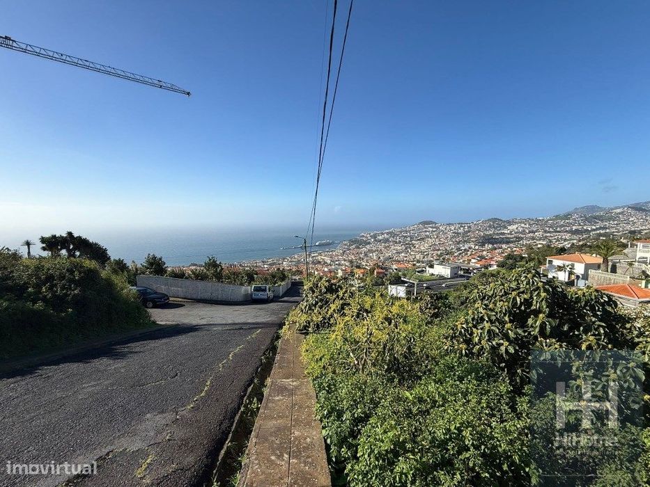 Terreno com 2050 m2 no Jardim Botânico - Vista Mar e Porto do Funchal