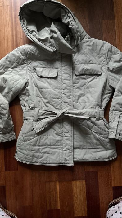 Kurtka pikowana cienka z kapturem na jesień  Używana bez wad  40-42