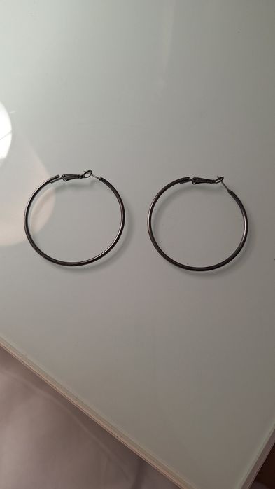 Brincos cinzentos redondos