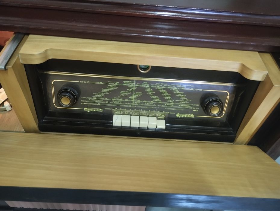 Móvel rádio e gira discos a funcionar