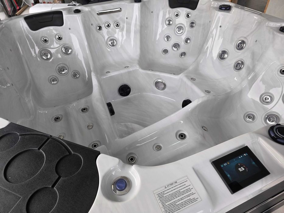 Luksusowe jacuzzi 218x218 cm , 2 lezanki ,63 dysze , pelne wyposazenie