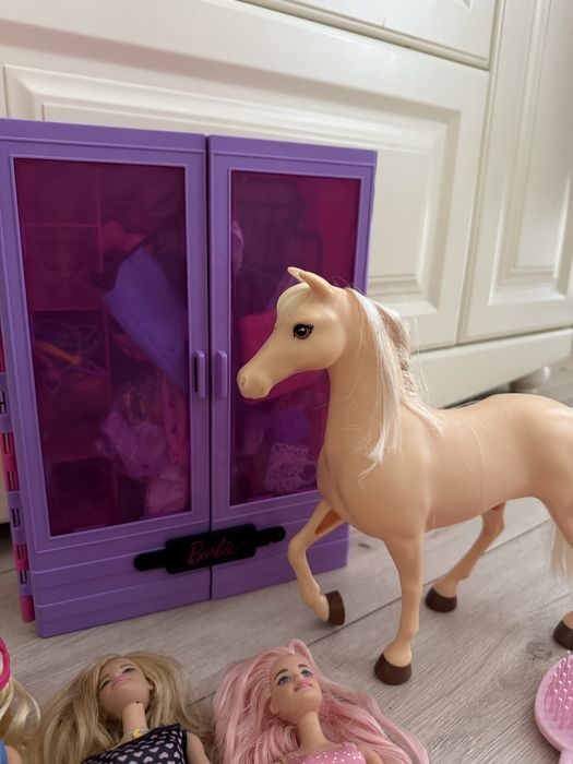 Кукли barbie та шкаф одягу