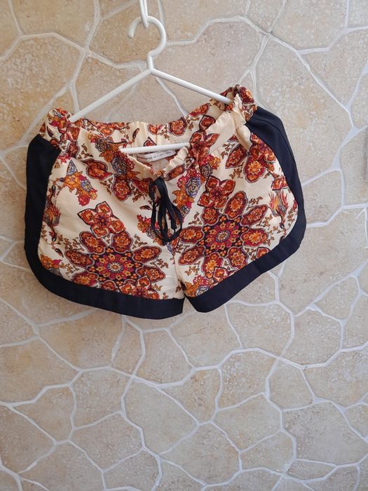 ROUPA variada em bom estado