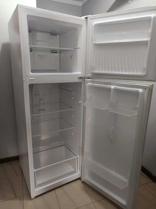 Frigorífico Qlive multi air flow bem estimado por 150.00 euros. Comprei um maior e já não preciso deste. 195L + 52L. NÃO faço entrega.