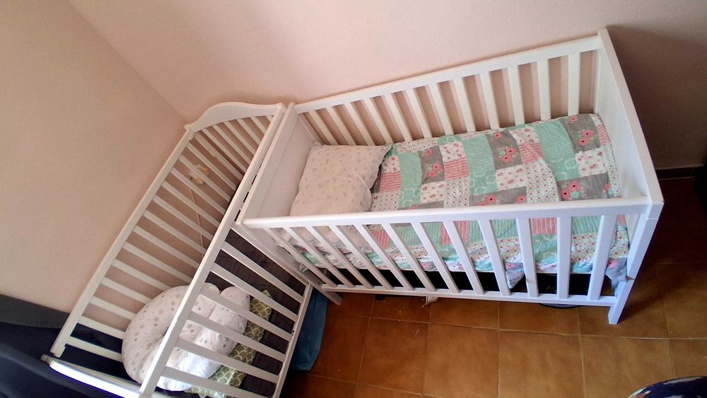 Dois berços é uma cadeirinha de alimentação