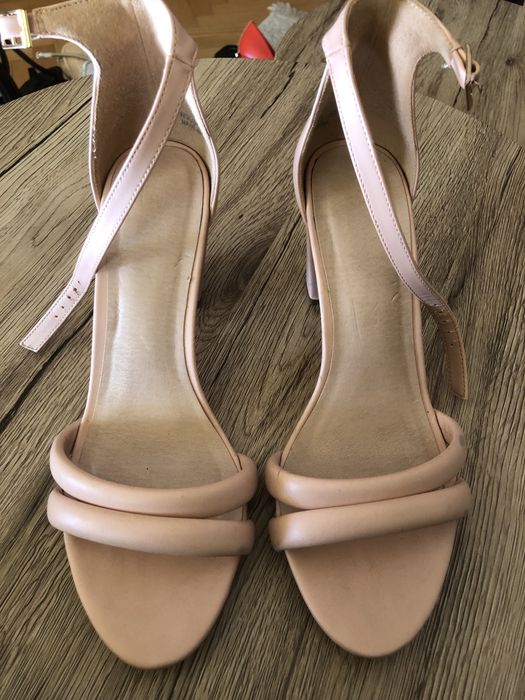 Pudrowo różowe sandałki r.39