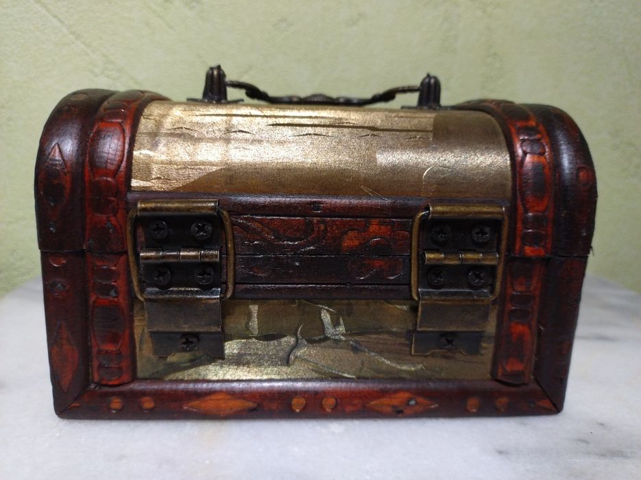 Продам шкатулку сундучок.