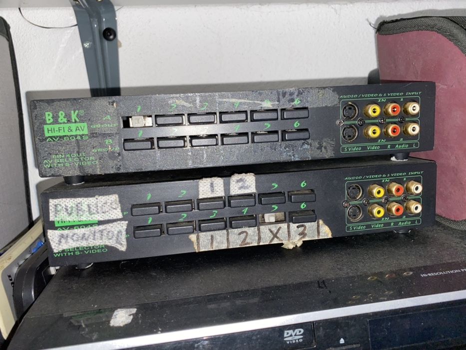 Amplificador e selectores de vídeo/áudio