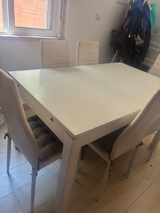 Mesa madeira cor branca extensível e cadeiras