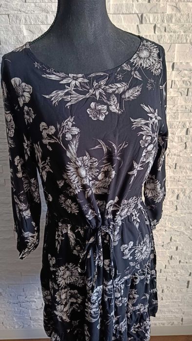 Medicine zwiewna czarna sukienka w kwiaty