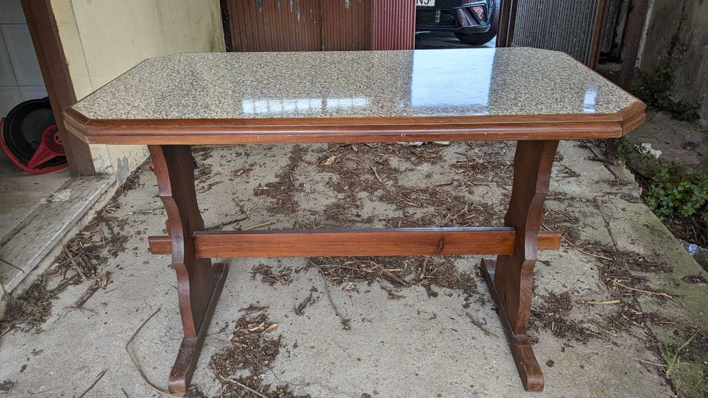 comeda  branca  espelho  +cama +mezinhas +comeda+2 mesas + sofas +arca