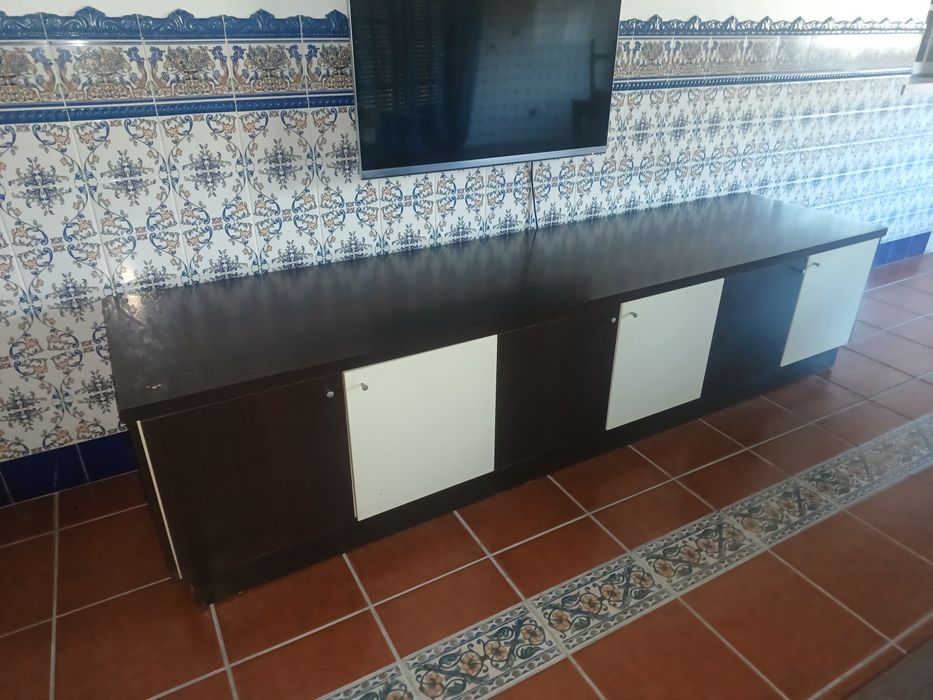 Movel TV sala muito robusto com portas
