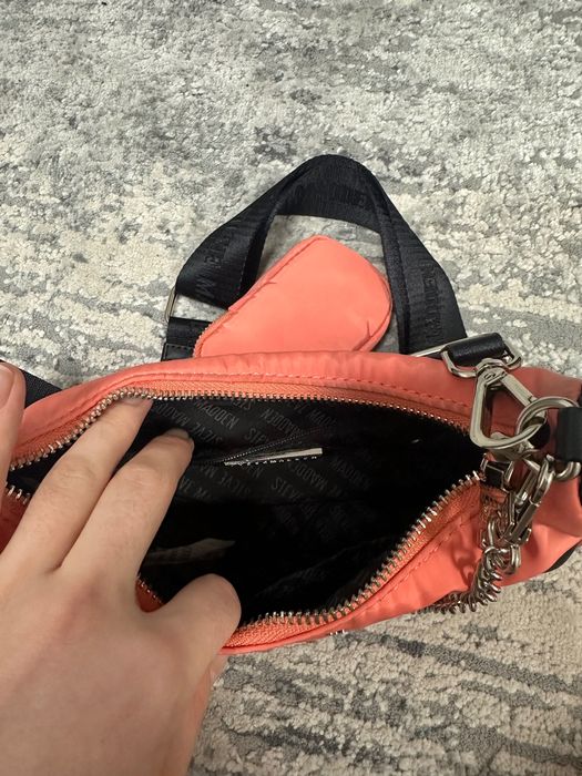 Яскрава сумка Steve Madden