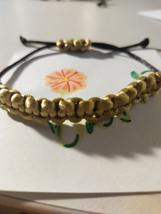 Bransoletka w kolorze złotym z czarnym sznurkiem