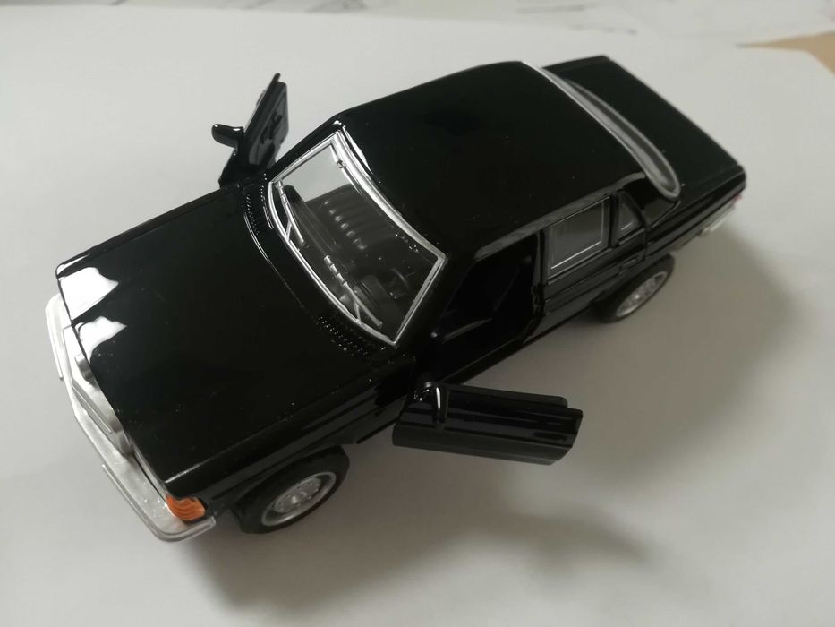 Model nowy Mercedes-Benz 300D (1981r) 1:36