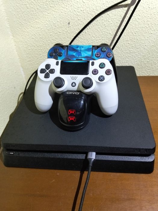 Ps4 Slim 1Tb +4 jogos + 2 comandos Sony + Base de carregamento