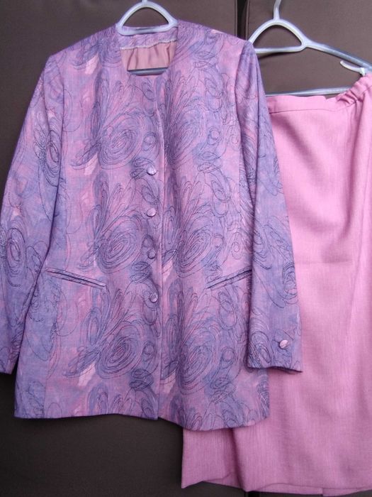 Piękny kostium damski, stan bardzo dobry